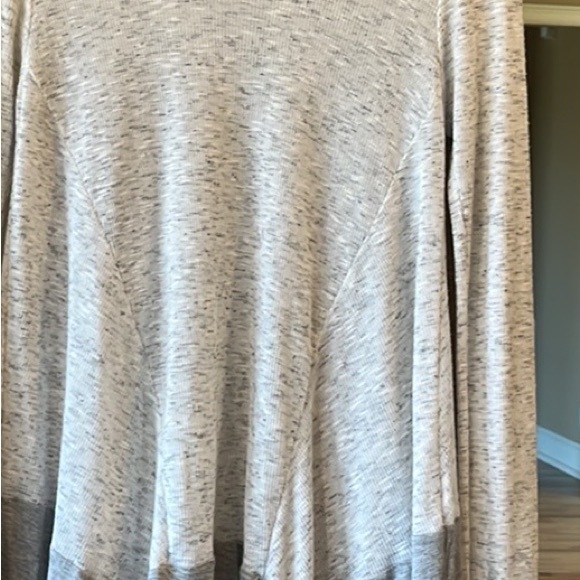B Original Heather Gray Speckled Top Flowy Ruffle Hem Womens Medium - Picture 7 of 11